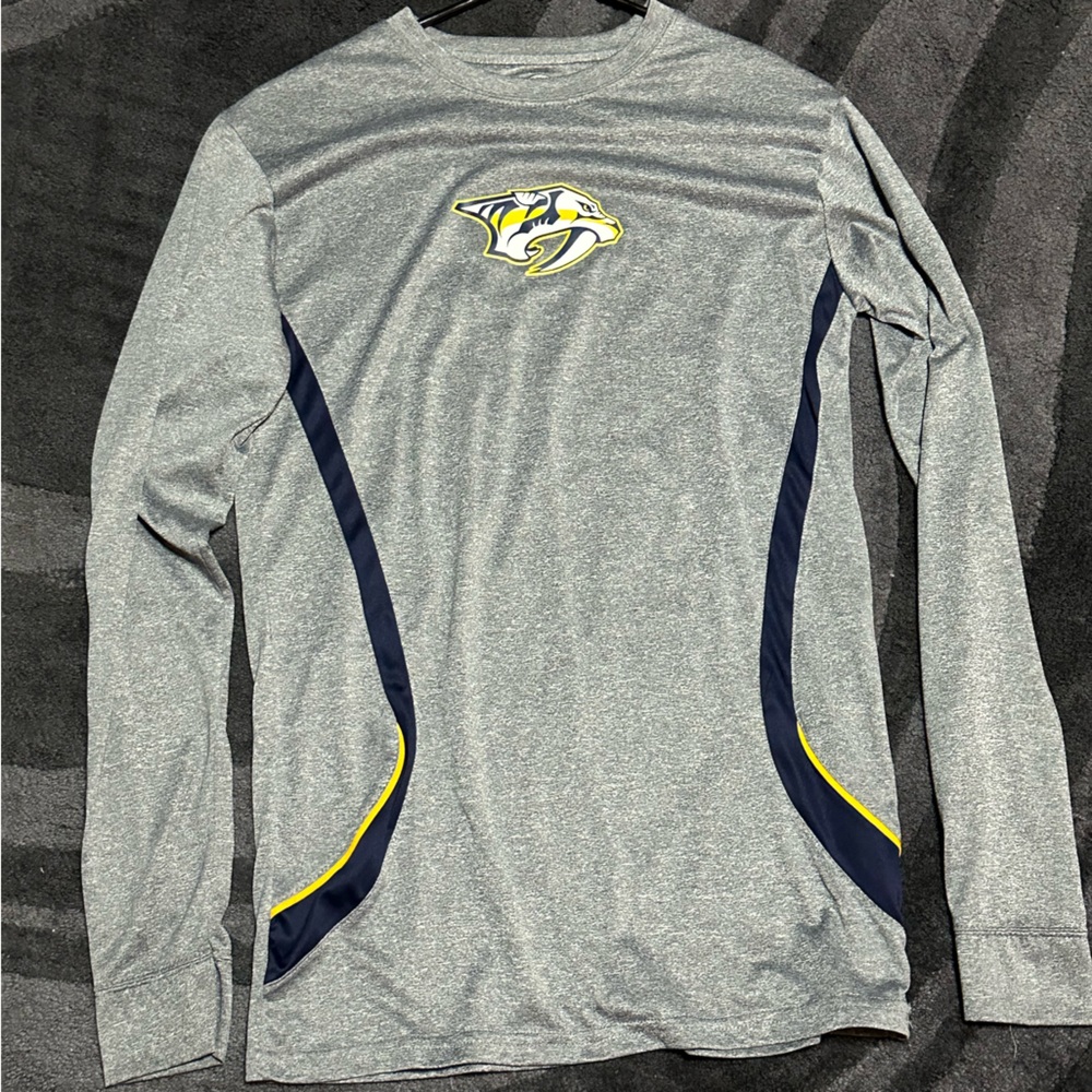Men’s Small NHL Nashville Predators Ling Sleeve Shirt